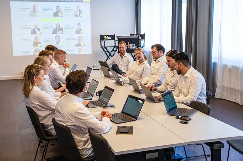 Team Meeting im Office