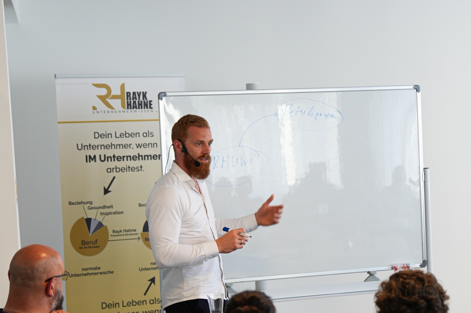 Rayk Hahne am Whiteboard bei einem Vortrag